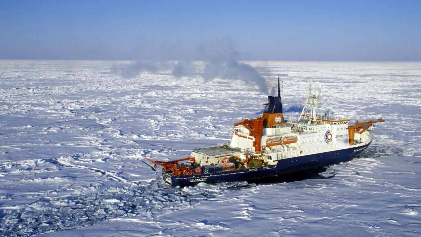 jégtörő kutatóhajó Polarstern on the Arctic Ocean EBF ENV Economy-Business-Finance Environmental-Issues HUM Human-Interest NORWAY:NOR Natural_resources AERIAL VIEW exterior GENERAL VIEW ship SMOKE HORIZONTAL 