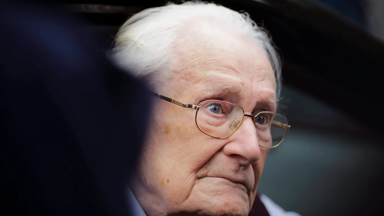 Lüneburg, 2015. július 15.
Oskar Gröning, az auschwitz-birkenaui koncentrációs tábor egykori őre a tárgyalóteremben perének ítélethirdetésén a lüneburgi tartományi bíróságon 2015. július 15-én. A 94 éves Gröninget 300 ezer magyar zsidó gázkamrába juttatás