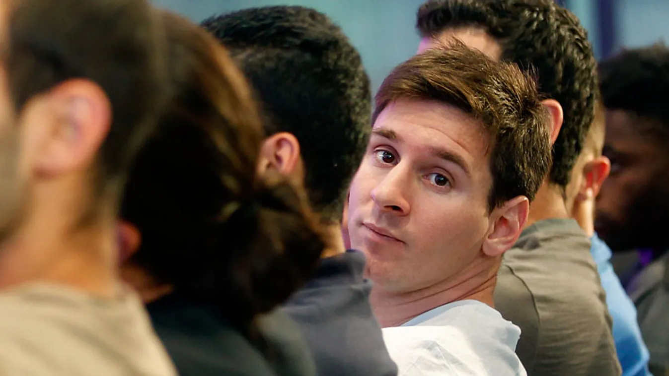 Lionel Messi figyel csapattársai mellett
