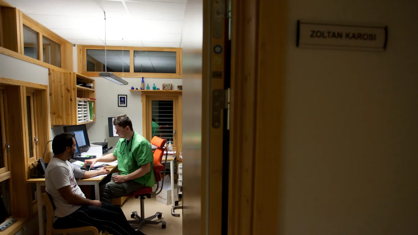 Karosi Zoltán egy beteget vizsgál az észak-norvégiai Alta városban lévő háziorvosi rendelőjében. rezidens elvándorlás, orvos elvándorlás, egészségügy 