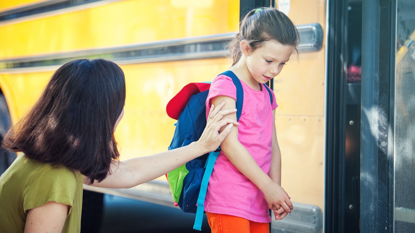 A szülők jobban pánikolnak iskolakezdéskor, mint az elsős gyerekek első nap iskola busz búcsúzás aggodalom 