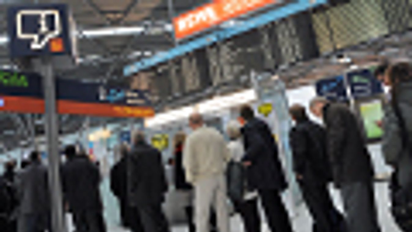 Utasok várakoznak a kölni repülőtéren, Lufthansa, sztrájk Németországban
