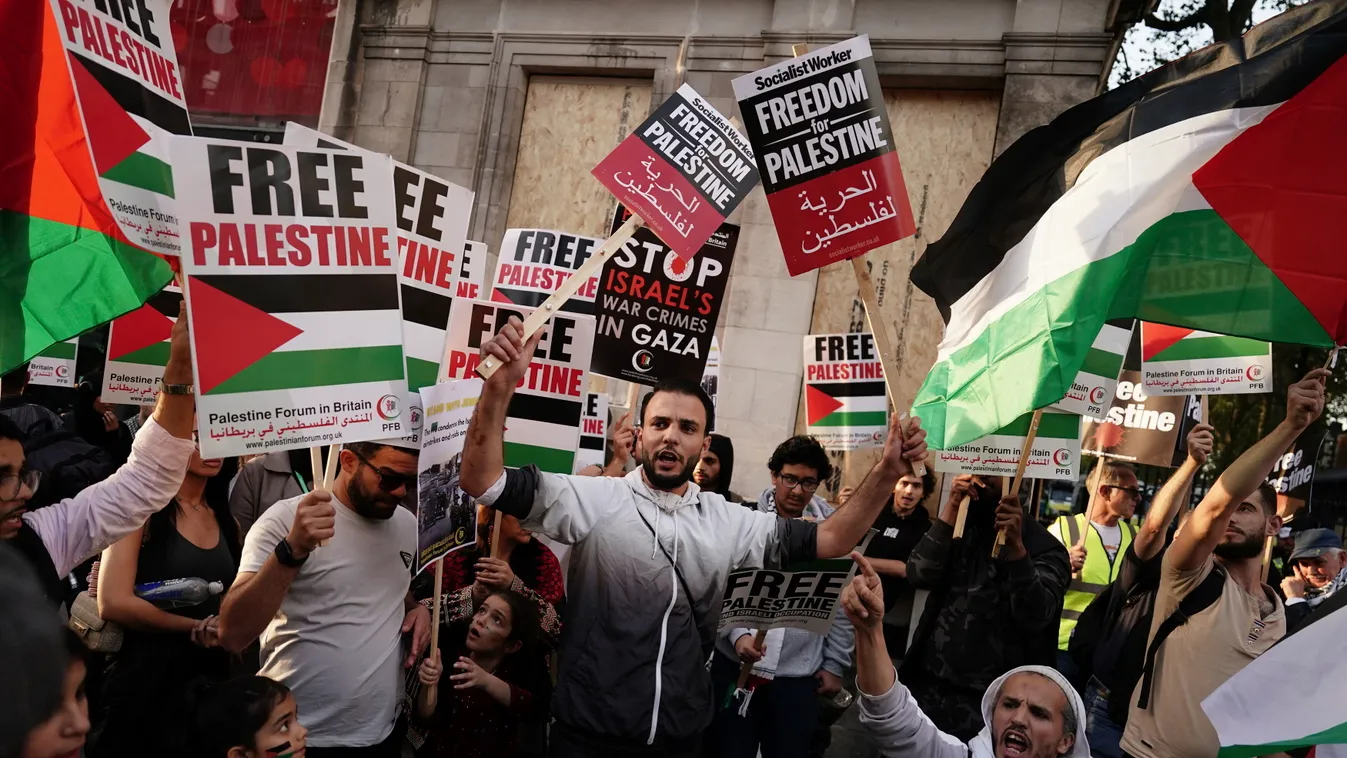 London, 2023. október 9.
A palesztinok mellett tüntető emberek Izrael londoni nagykövetsége előtt 2023. október 9-én. A Gázai övezetet irányító Hamász palesztin iszlamista szervezet október 7-én többfrontos támadást indított Izrael ellen, több mint 800 iz
