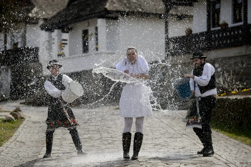 Locsolkodás Hollókőn 