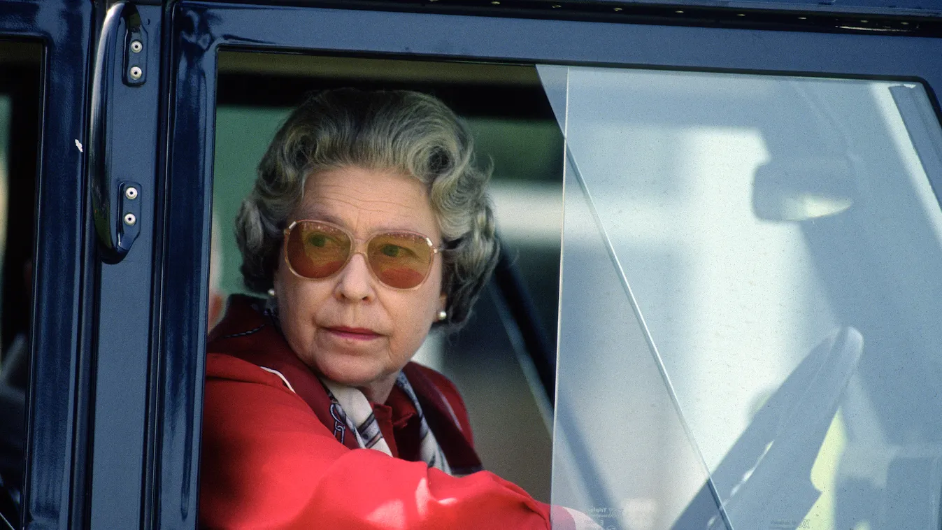 Queen Elizabeth II drives her car Queen Elizabeth II driving car WINDSOR, elisabeth, királynő, II. Erzsébet brit királynő, autó, autót vezet, vezet 