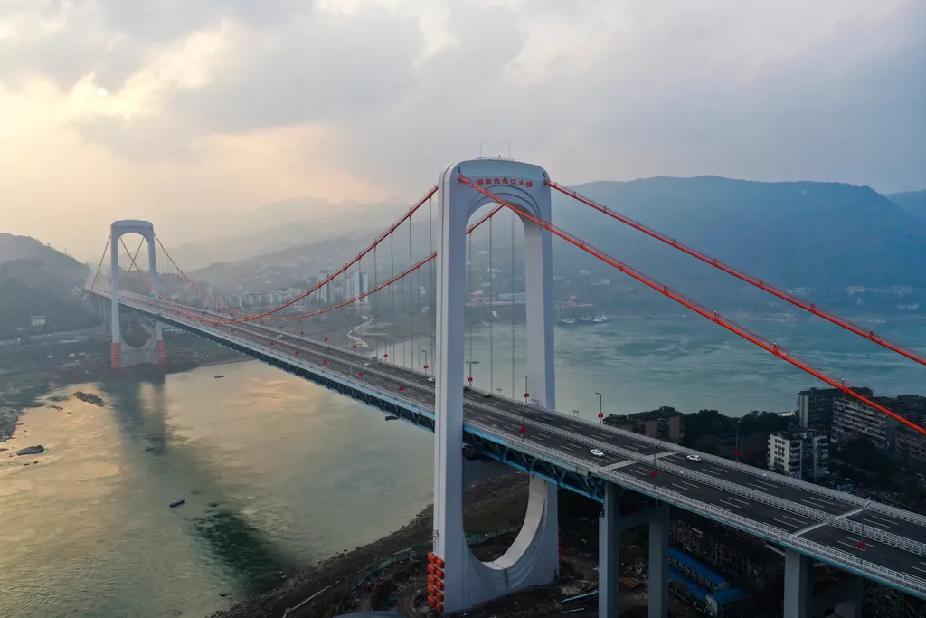Különleges formájú híd húzódik a Jangce folyó fölött, Csungcsing, galéria, 2023 