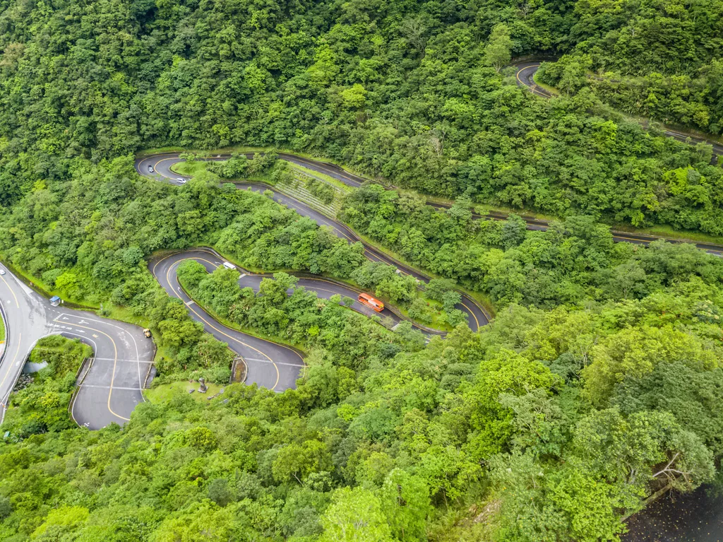 taroko Gorge Road (Taiwan) A világ legveszélyesebb útjai. Galéria

 Vehicles,Moving,Along,Curved,Serpentinous,Road,Among,Green,Lush,Forest rural,aerial,scenic,trees,path,mountain,view,road,above,highway, 