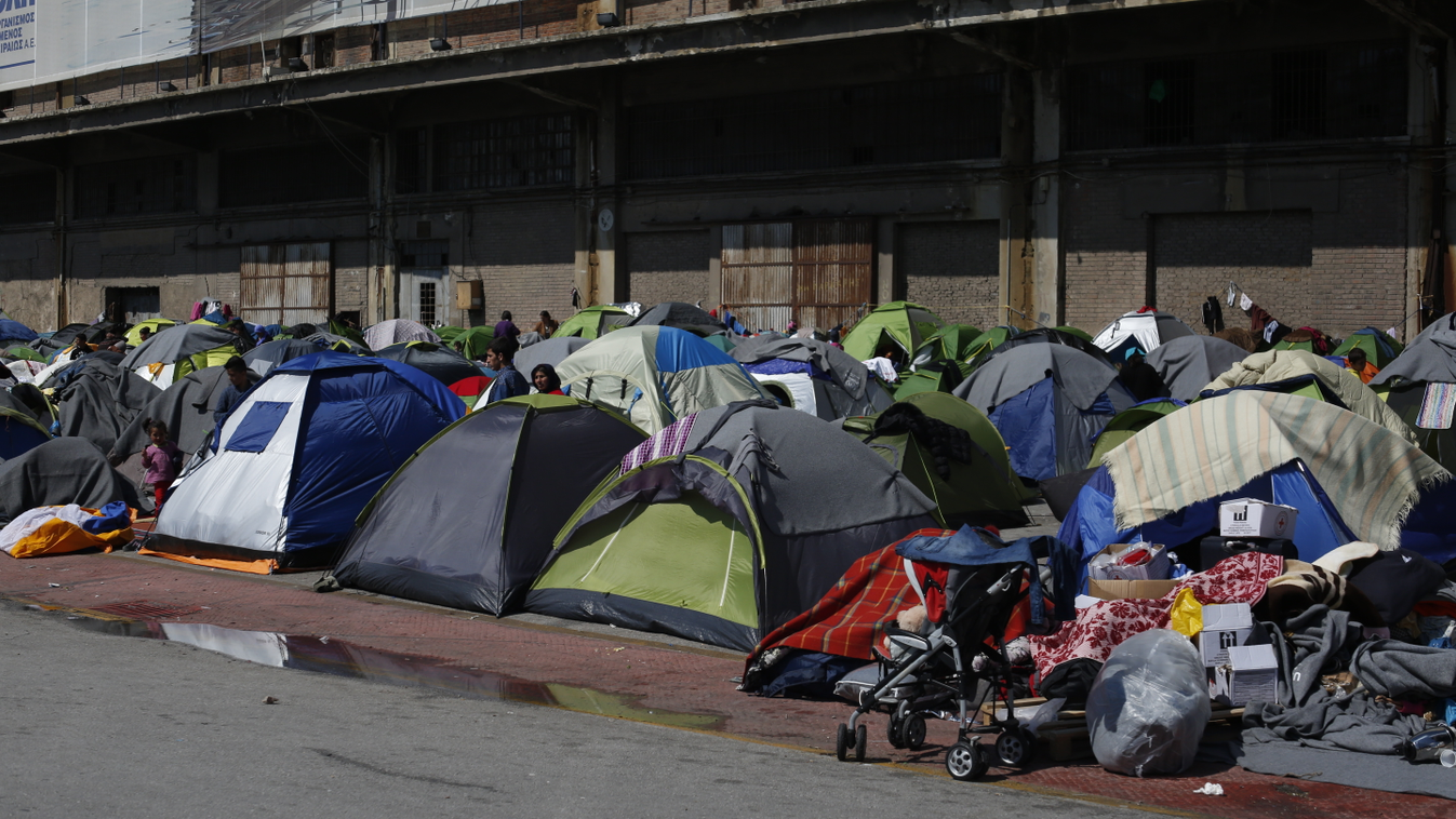 Több ezer migráns táborozik a pireuszi kikötőben 