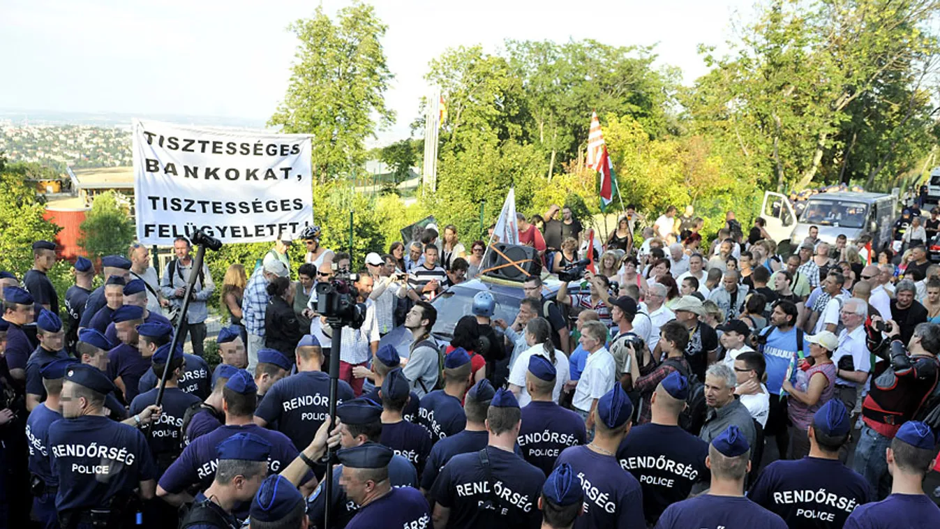 devizahitel, lakáshitel, hitelkárosultak, Tüntetők és rendőrök Orbán Viktor miniszterelnök házának közelében