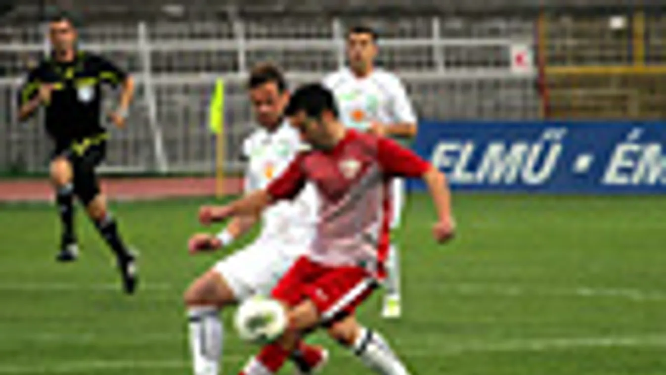 A diósgyőri Fernandez Escribano Miguel Fernando (j) és a paksi Sifter Tamás küzd a labdáért az OTP Bank Liga 23. fordulójában megrendezett Diósgyőri VTK-MVM Paks labdarúgó mérkőzésen, a DVTK stadionjában