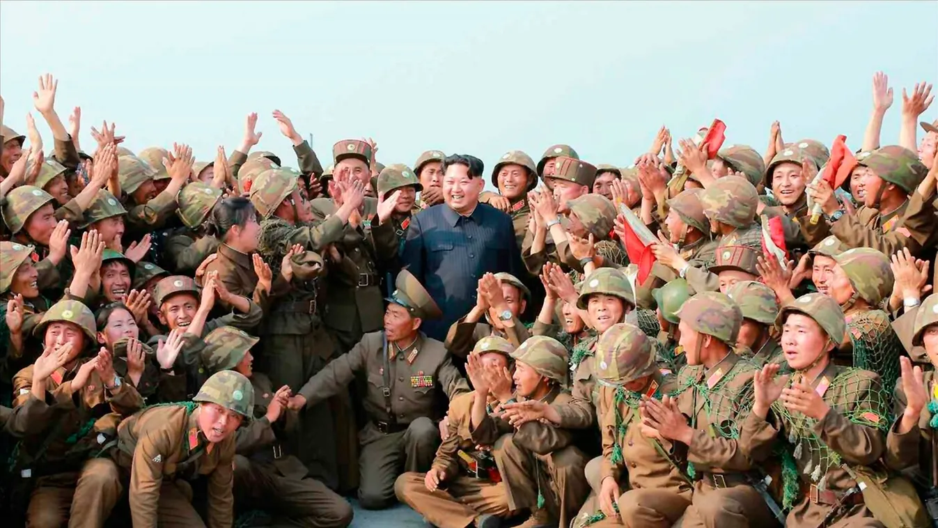 KIM Dzsong Un A Rodong Sinmun című észak-koreai pártlap által közreadott dátummegjelölés nélküli csoportkép Kim Dzsong Un első számú észak-koreai vezetőről, a Koreai Munkapárt első titkáráról, valamint egy légvédelmi hadgyakorlatoton résztvevő katonákról 