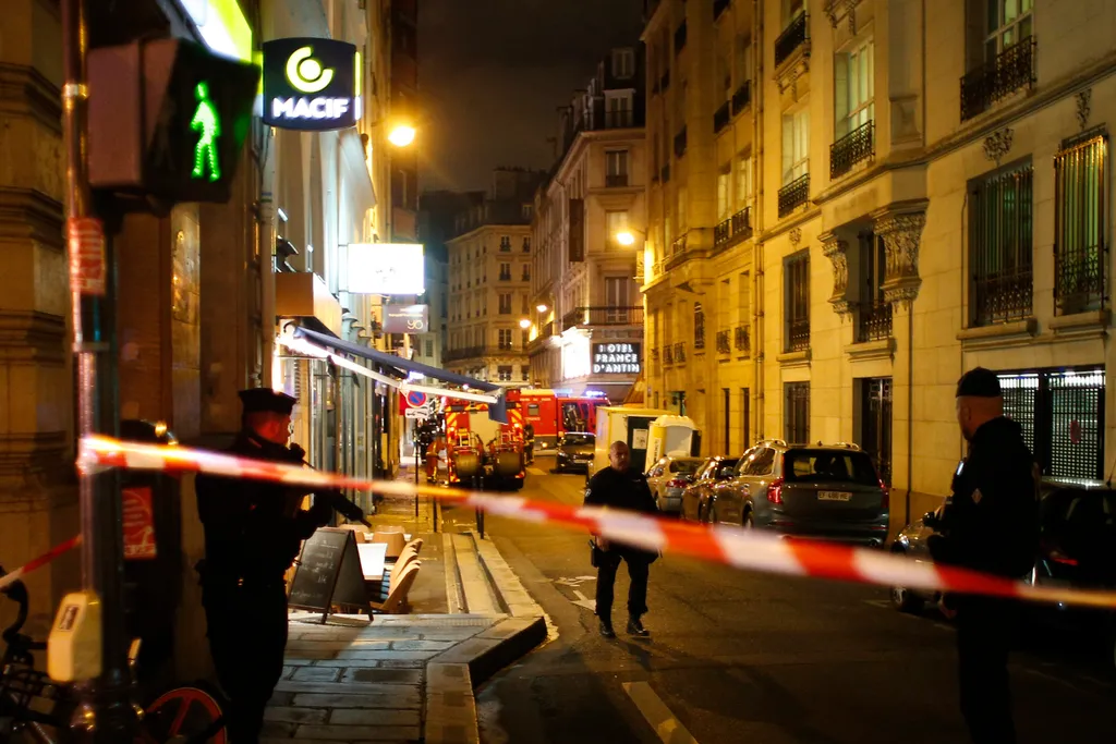 Terrortámadás Párizsban: késsel támadt járókelőkre egy férfi a belvárosban 