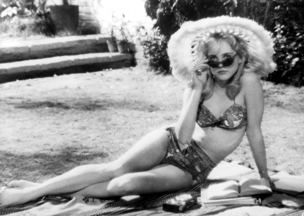 Lolita Vladimir Nabokov lunettes de soleil maillot de bain chapeau de paille Horizontal 