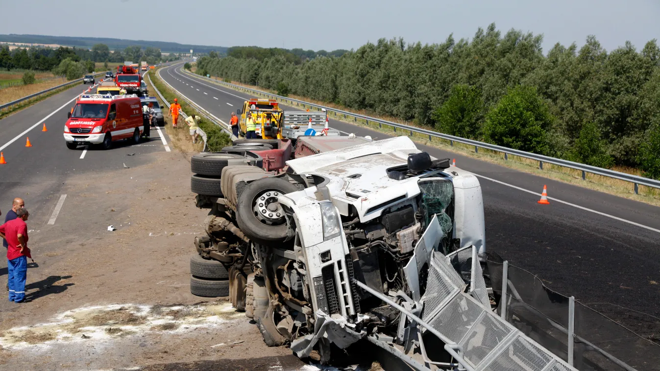 Balatonkeresztúr, 2015. július 6.
Tűzoltók dolgoznak egy oldalára dőlt kamion műszaki mentésén az M7-es autópálya 166-os kilométerszelvényénél 2015. július 6-án. A Budapest felé tartó kamion vezetője eddig tisztázatlan körülmények között elvesztette az ur