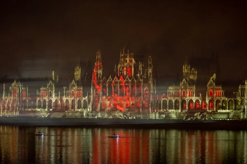 Tűzijáték, Budapest, 2022.08.27., tömeg, „Tűz és fények játéka" című műsor, fényfestés, drónshow, 3 rész 