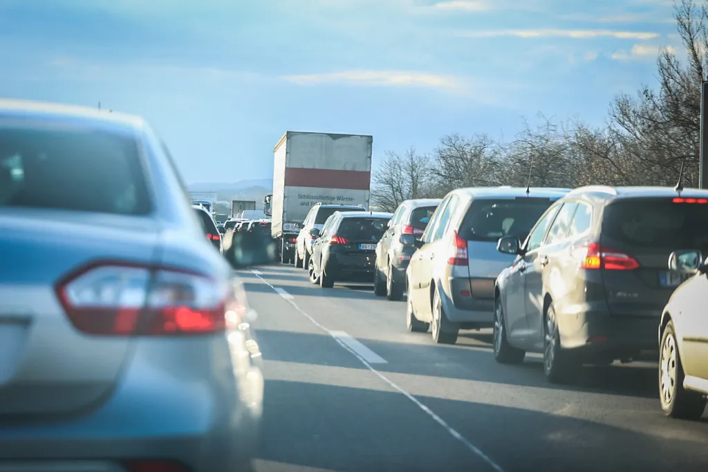 M1, autópálya, baleset, 26-os kilométer, személyautók, kamion, ütközés, kigyulladt autók, karambol, 2023. 03. 11. Pest vármegye határa, Mány, Bicske, Zsámbék 