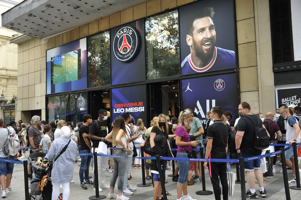 MESSI 75 attal avenue des champs-elysées champs-elysees club soccer club western europe outside fan soccer france ile de france ile-de-france marketing mark onlyfrance paris paris saint germain psg serge attal Horizontal SHOP EUROPE SOCCER PLAYER LOGO SPO