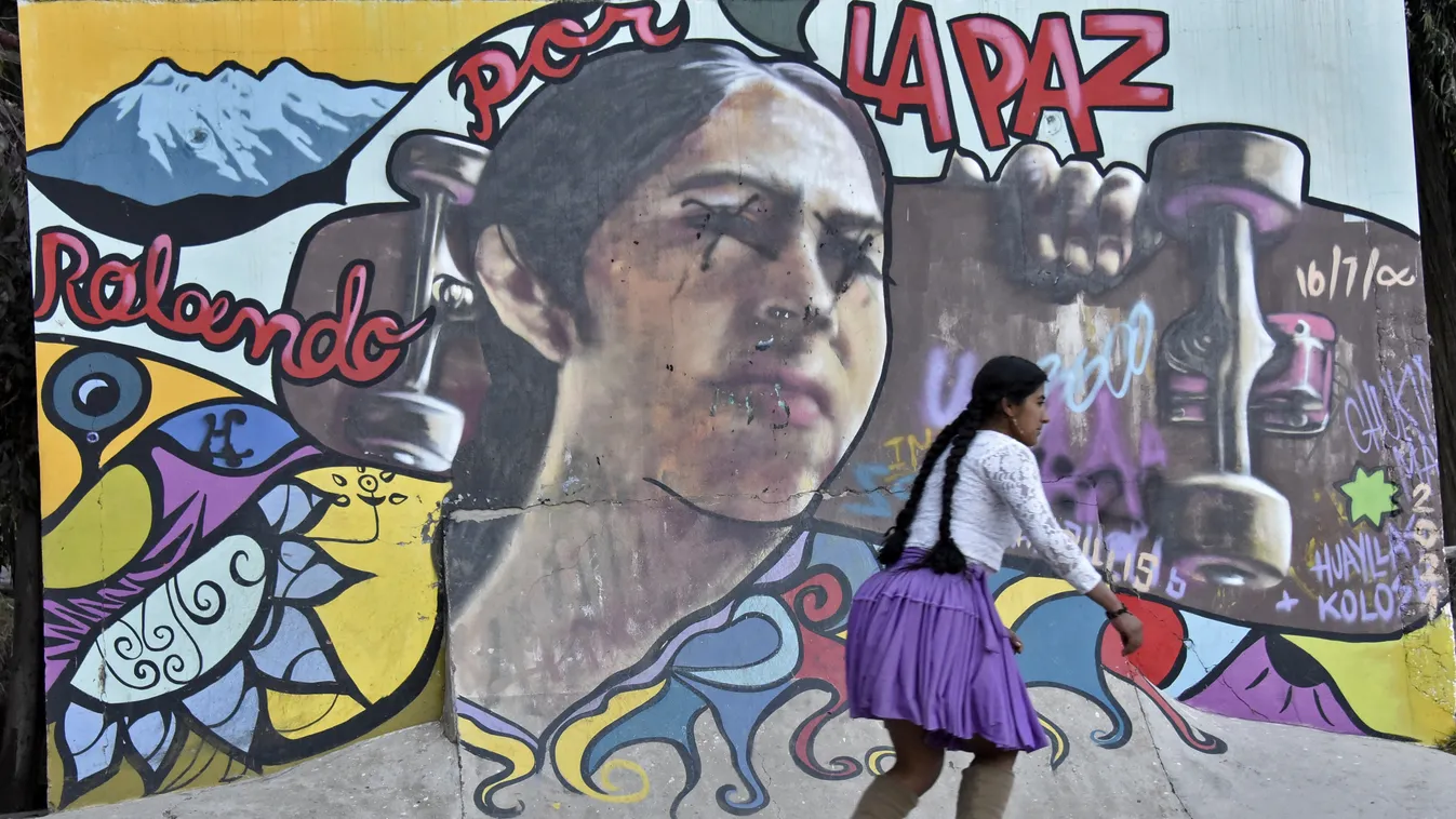 Női bolíviai őslakosok gördeszkázni tanulnak népviseletben, Bolívia, gördeszka, gördeszkésok, deszkás, deszkások, nők, hölgyek, gördeszkás nők, népviselet 
