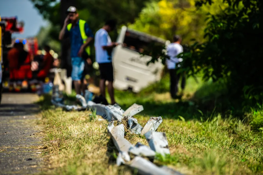 busz, baleset, Felborult egy busz az M7-esen, nyolc ember meghalt, Árokba borult egy autóbusz az M7-es autópályán Szabadbattyán térségében, a Budapest felé vezető oldalon vasárnap hajnalban öt óra előtt néhány perccel 