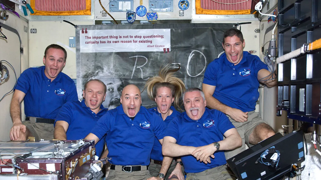 ISS, Nemzetközi Űrállomás, a 37. küldetés legénysége az Albert Einstein automata teherűrhajó sikeres leválását ünnepli, 2013.10.28