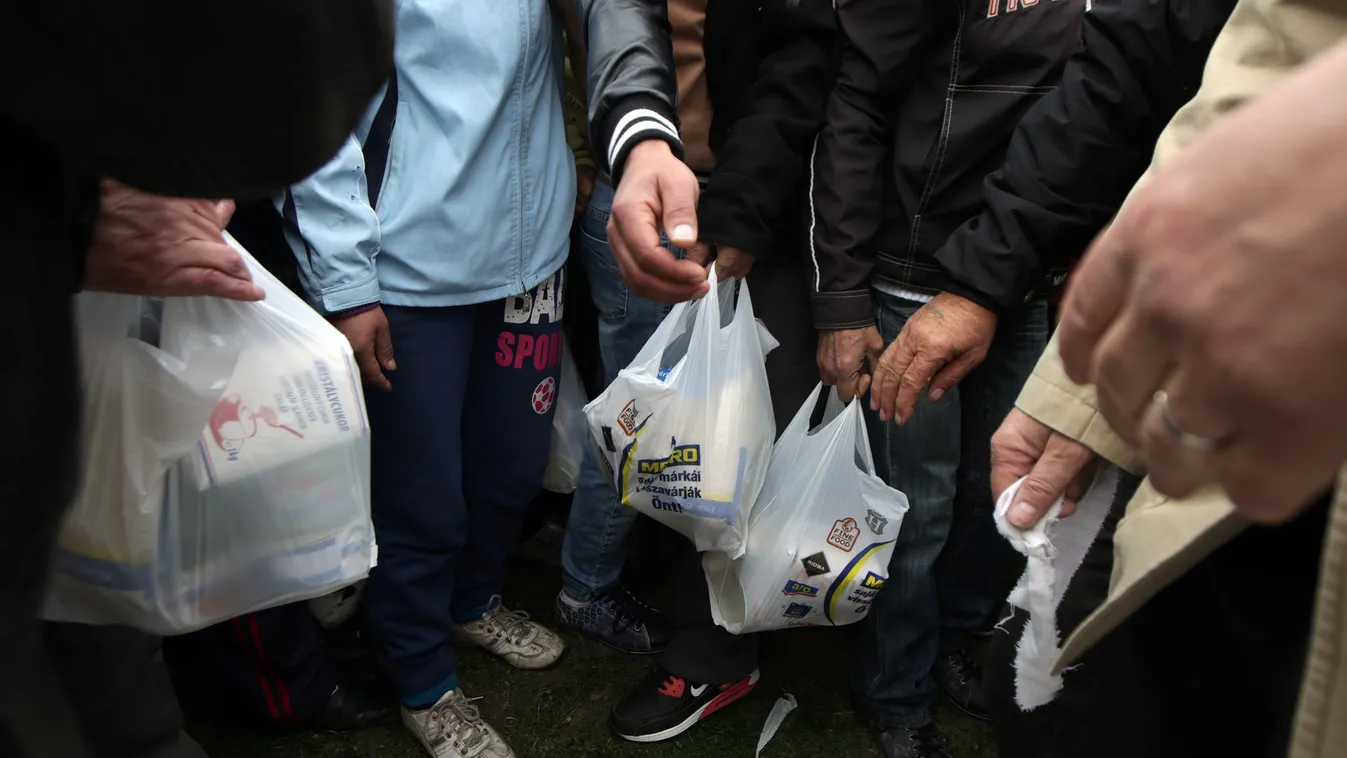 Miskolc ételosztás
Többszáz fős tömeg harcol a segélycsomagokért Miskolc Városháza terén,2015 április 7-én. Többszáz fős tömeg harcol a segélycsomagokért Miskolc Városháza terén,2015 április 7-én. 