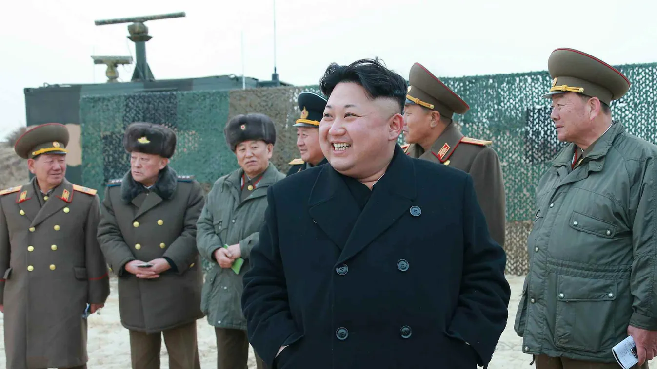 KIM Dzsong Un A Rodong Sinmun című észak-koreai pártlap által a mai napon közreadott dátummegjelölés nélküli képen Kim Dzsong Un első számú észak-koreai vezető, a Koreai Munkapárt első titkára megtekint egy rakétakilövő hadgyakorlatot egy ismeretlen helys