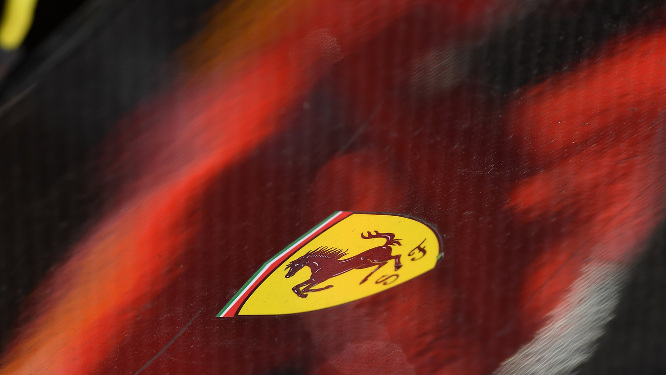 A Forma-1-es Magyar Nagydíj szombati napja, Scuderia Ferrari logo 