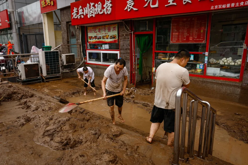 halálos áldozat peking esőzés Doksuri tájfun 
