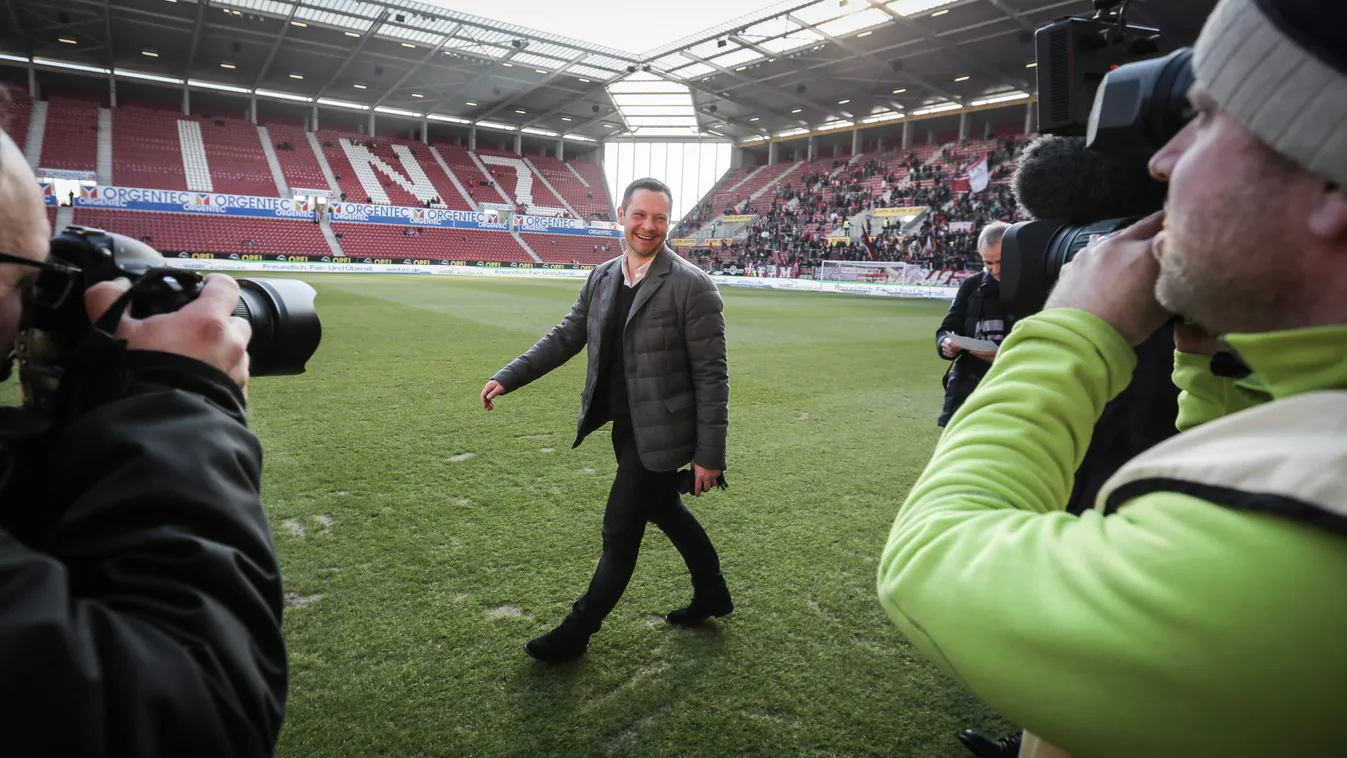 Mainz, 2015. február 7.
Dárdai Pál, a Hertha BSC ideiglenes vezetőedzője, a magyar labdarúgó-válogatott szövetségi kapitánya a kispadnál a FSV Mainz 05 és a Hertha mérkőzésén, ame 