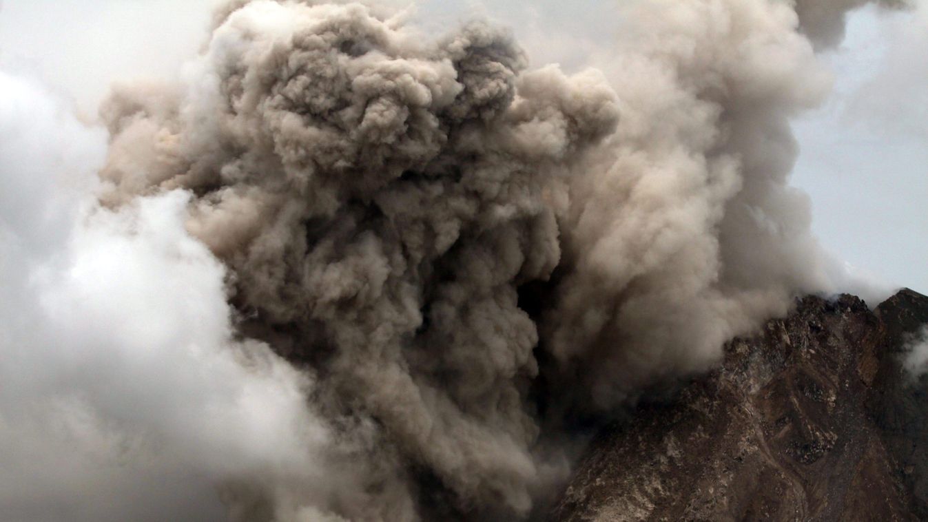 Tiga Kicat, 2015. április 2.
A Sinabung tűzhányó kitörése a Szumátra északi részén elterülő Karo kormányzóságban fekvő Tiga Kicat faluból nézve 2015. április 2-án. A Sinabung Indonézia csaknem 130 aktív vulkánjának egyike, 400 évi szunnyadás után 2010-ben