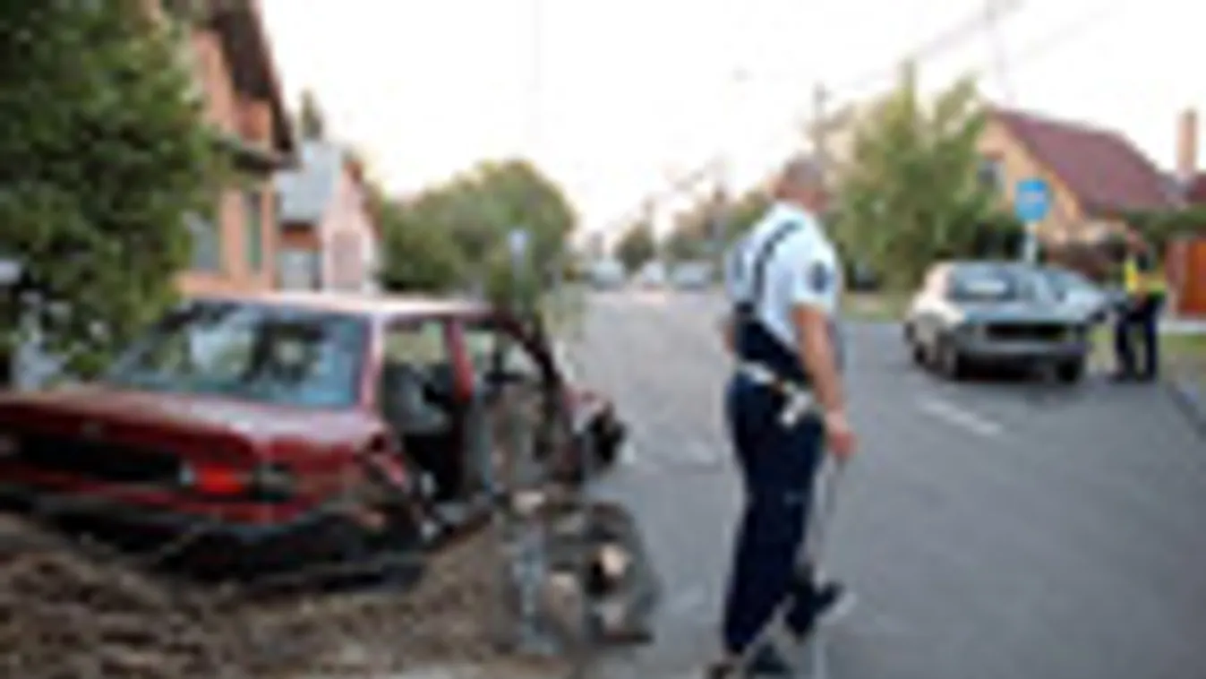 baleset, autósüldözés, Hódmezővásárhely, 2012. szeptember 5.
Rendőrök helyszínelnek Hódmezővásárhelyen a Lévay utcában, ahol részegen kezdte autóval üldözni gépkocsival menekülő barátnőjét egy férfi
