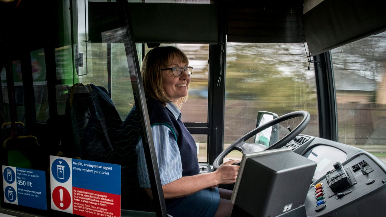 dolgozó nő Filep Józsefné Ildikó ARCKIFEJEZÉS buszvezető dolgozik HÉTKÖZNAPI mosolyog nők munkában 