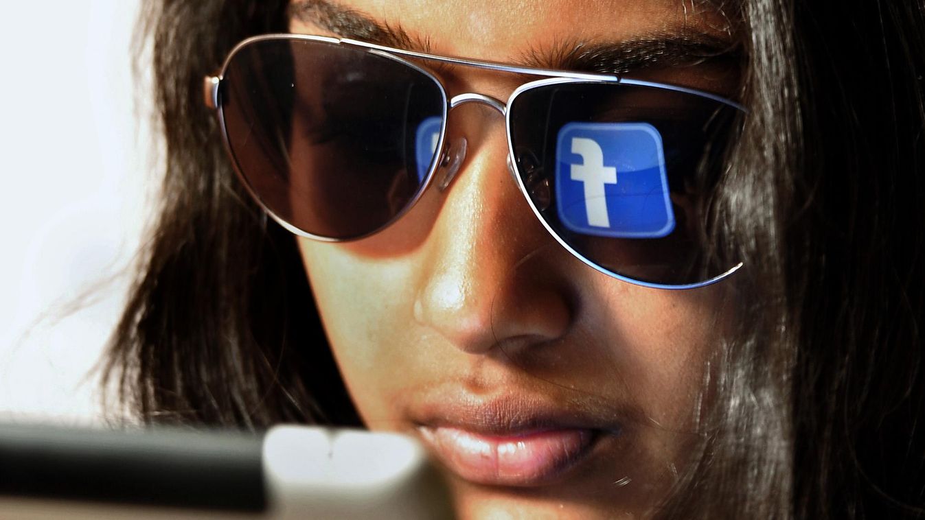 facebook tablet lány szemüveg közösségi oldal 