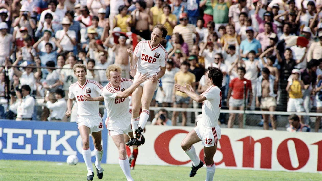 FIFA WORLD CUP 1986-SOVIET UNION VS BELGIUM Horizontal FOOTBALL WORLD CUP MATCH SAUTANT DE JOIE JOY GRANDSTAND SPORTS FAN SPECTATOR 