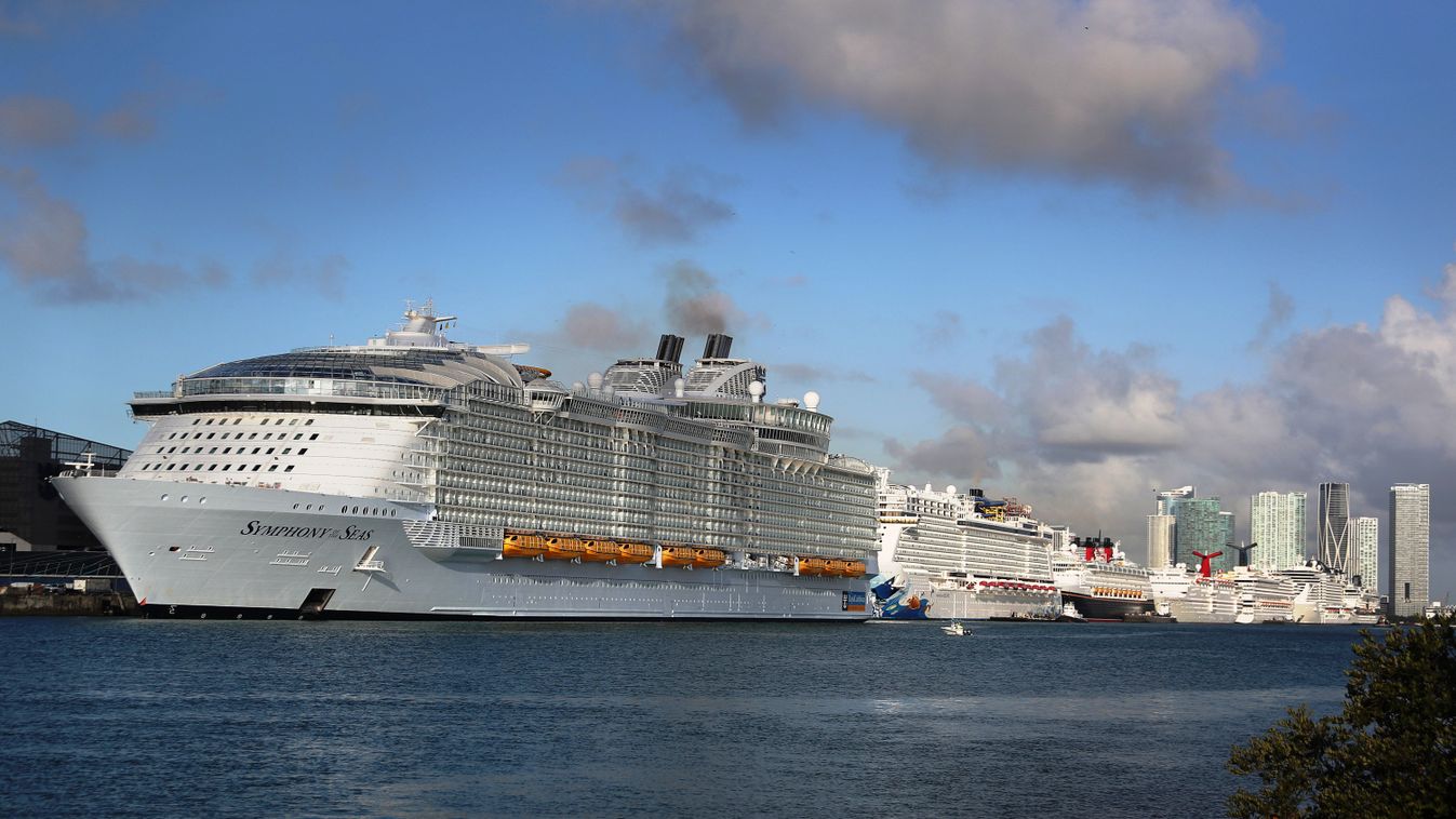 A Royal Caribbean társaság Symphony of the Seas nevű hajója várakozik Miami kikötőjében. Ez a világ legnagyobb utasszállító óceánjárója 
