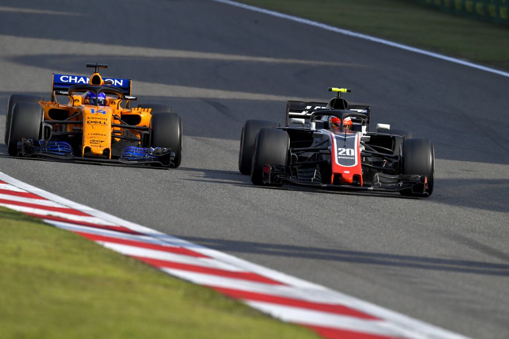 A Forma-1-es Kínai Nagydíj, Fernando Alonso, McLaren Racing, Kevin Magnussen, Haas F1 Team 
