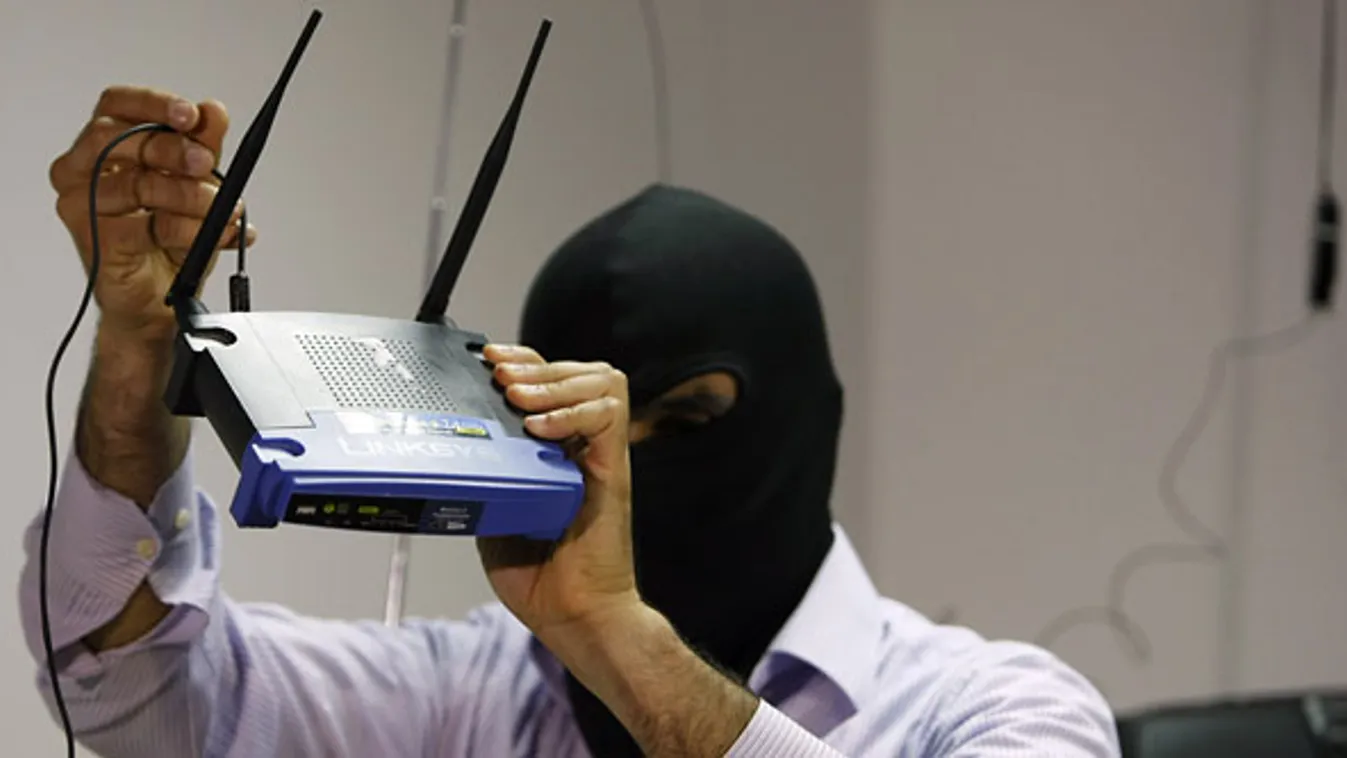 wifi, Egy libanoni titkosszolgálati tiszt drótnélküli routert mutat be, melyet a gyanú szerint Izrael használt kémkedésre, 2009. május. 