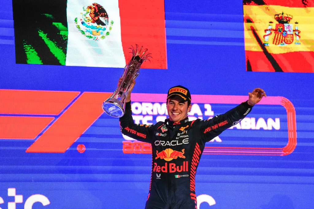 PÉREZ, Sergio Dzsidda, 2023. március 19.
A győztes Sergio Pérez, a Red Bull mexikói versenyzője ünnepel a bajnoki trófeával a Forma-1-es autós gyorsasági világbajnokság Szaúdi Nagydíjának eredményhirdetésén a dzsiddai utcai versenypályán 2023. március 19-