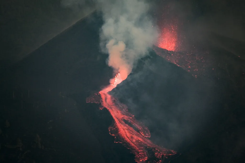 Cumbre Vieja vulkán, vulkánkitörés, Kanári-szigetek, Spanyolország, La Palma, láva 