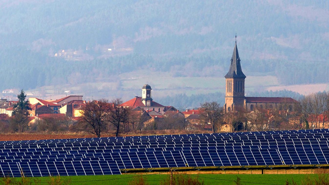 megújuló energia, napelemfarm egy francia templom előtt 