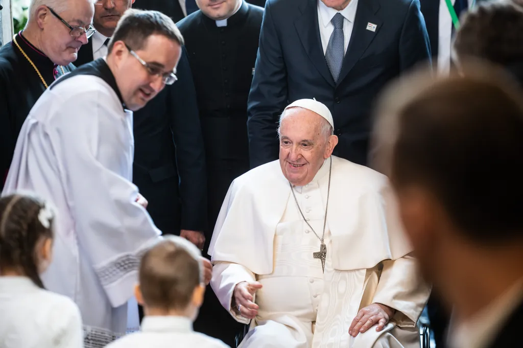 ÚJ NAGY KÉPEK Ferencpápa2023, Ferenc pápa, pápalátogatás, háromnapos apostoli látogatás, Ferenc pápa magyarországi látogatása, Magyarország, péntek, 2023, Árpád-házi Szent Erzsébet-templom, Rózsák tere, 