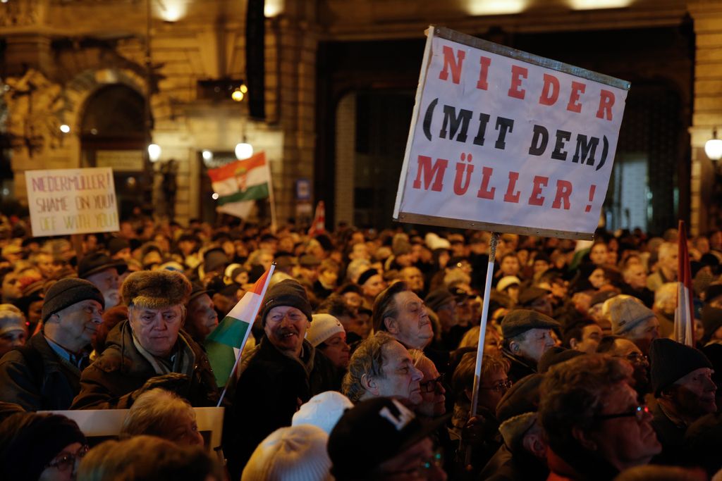 tüntetés Niedermüller Péter erzsébetvárosi polgármester ellen DK Demokratikus Koalíció 