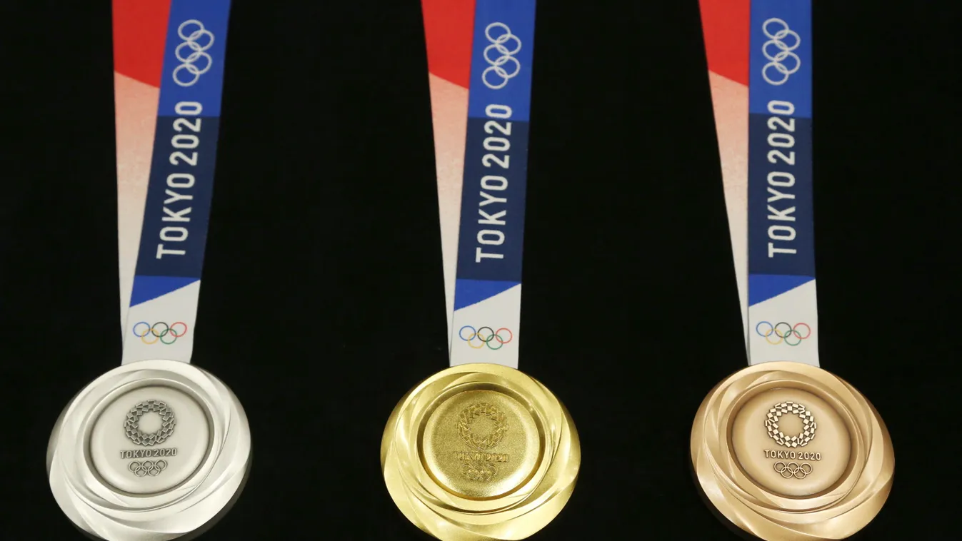 Tokió, 2021. július 20.
A 2020-as tokiói nyári olimpia ezüst-, arany-, és bronzérmei (b-j) Tokióban 2019. július 24-én, az érmek bemutatásának napján. A koronavírus-járvány miatt 2020-ról 2021-re halasztott ötkarikás játékokat július 23. és augusztus 8. k