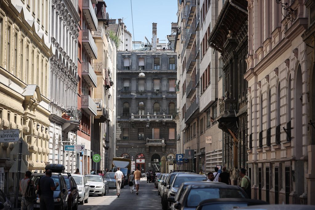 Budapest belváros, leomlott egy ház tetőszerkezete, VI. kerületi Jókai utca, 2022.06.27. tetőszerkezet, Katasztrófa, épületomlás, 
