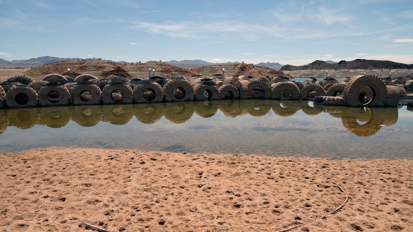 gumiabroncs Lake Mead At Historic Low Levels As Drought Continues In Western US GettyImageRank2 Used HORIZONTAL Sitting USA Nevada Low Abandoned Groyne TIRE Environmental Issues Echo Bay Marina Lake Mead, N 