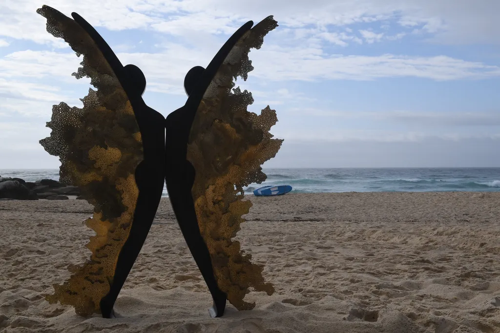 Szobrok a tenger mellett című szabadtéri szoborkiállítás Sydney Bondi Beach partszakaszán 