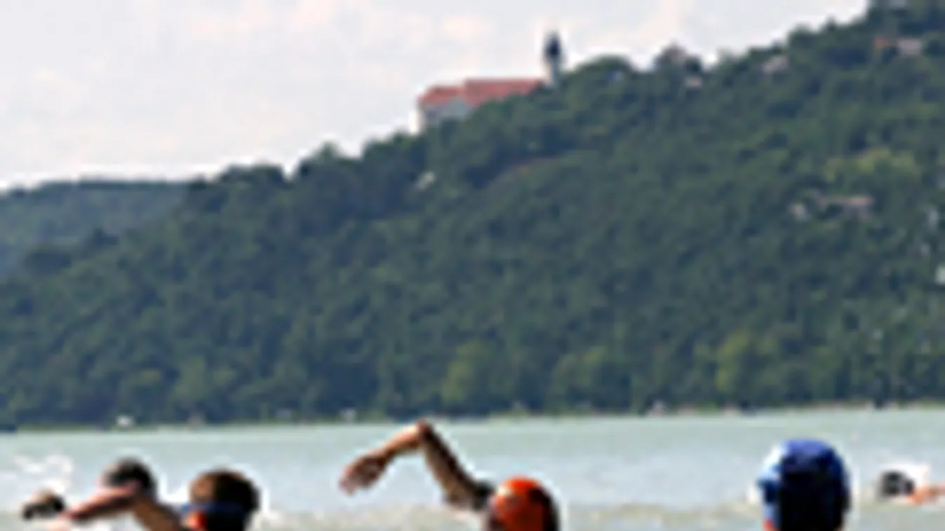 
A résztvevők úsznak a balatonfüredi Marina hotel strandjáról Tihany felé a Balatonban a Magyar Hosszútávúszó Szövetség és a Balaton Masters szervezésében rendezett hagyományos öbölátúszáson és a Marina Hotel Wesselényi emlékversenyen