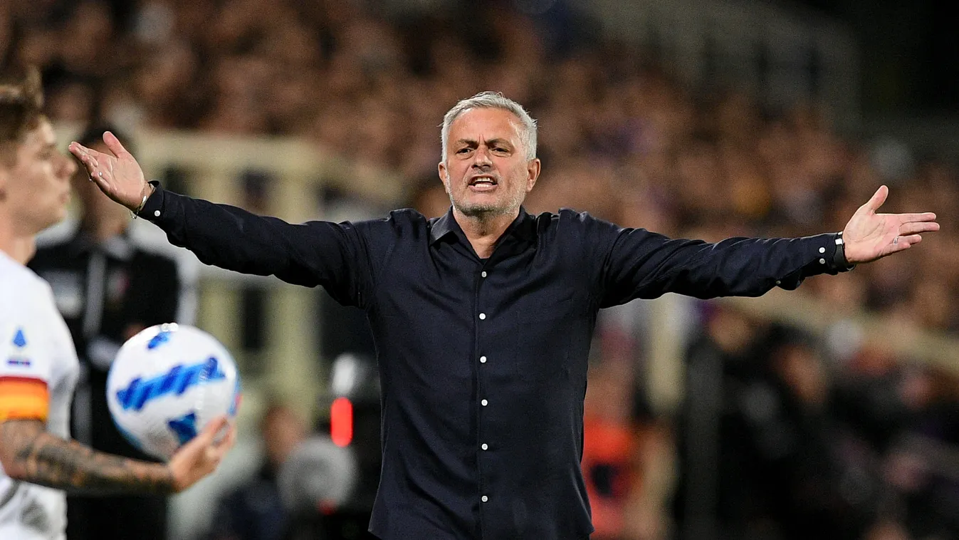 ACF Fiorentina v AS Roma - Serie A Soccer Serie A AS Roma Fiorentina ACF Fiorentina Florence Sportphoto Italian Jose' Mourinho manager Serie A match AS Roma gestures Giuseppe Maffia May Horizontal GYPSY SPORT PHOTO 