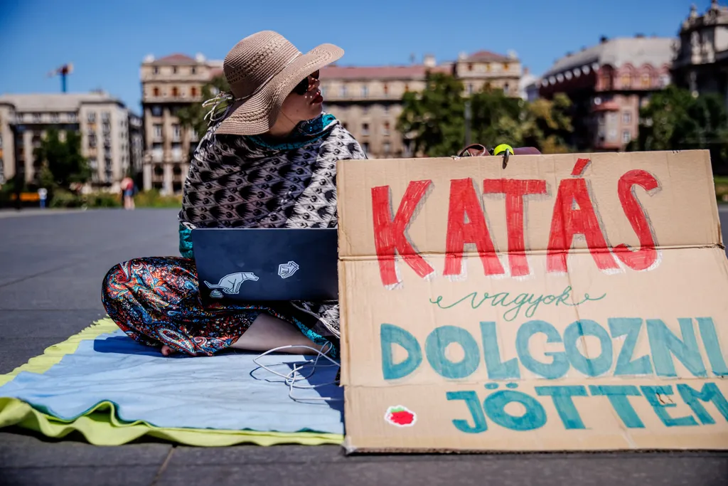 KATA, tüntetés, változtatás, KATA adózás változás, miatti, tiltakozás, demonstráció, futár, futárok, Budapest, 2022.07.18., hétfő, Kossuth tér 
