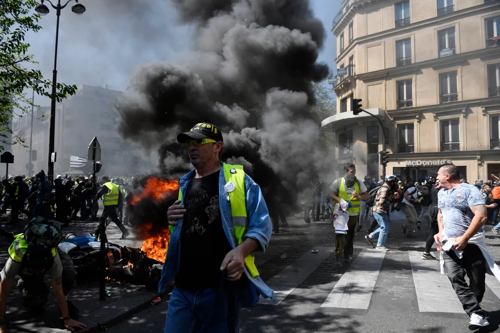 Párizs, 2019. április 20.
A francia kormány szociális és adópolitikája ellen tiltakozó sárgamellényesek párizsi tüntetése 2019. április 20-án. Ez a huszonharmadik egymás utáni szombat, amikor a sárgamellényesek utcára vonulnak Franciaországban.
MTI/EPA/Ju